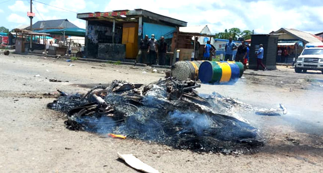 BREAKING: Bayelsa Youths Harass Journalists, Brutalise TVC Cameraman In Troubled Opu-Nembe Community