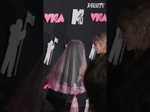 #NickiMinaj and #TaylorSwift hug on the red carpet at the #MTV #VMAs