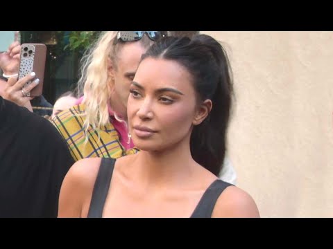 Kim Kardashian BLACKS OUT and Forgets Entire Fan Experience