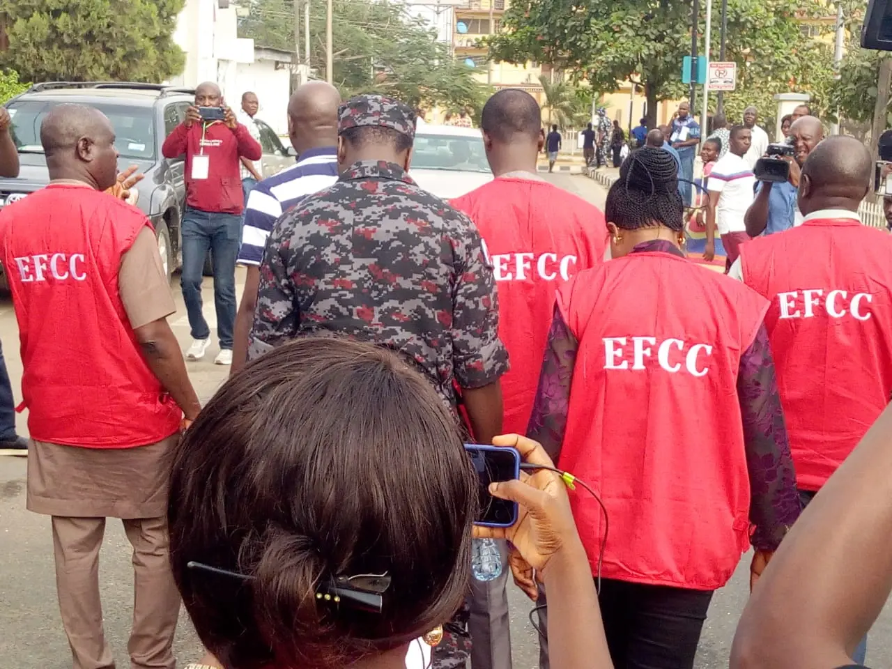 {Breaking} Emefiele: EFCC Operatives Storm Dangote Head Office