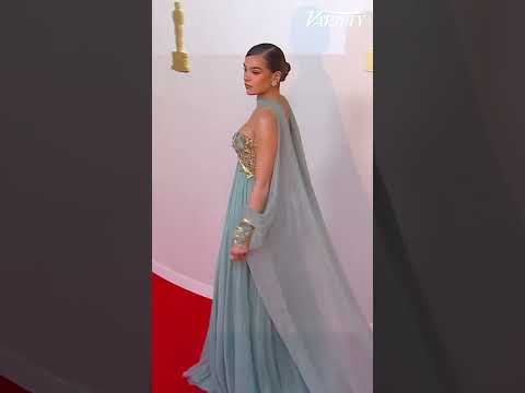 Hailee Steinfeld walks the red carpet at the Oscars