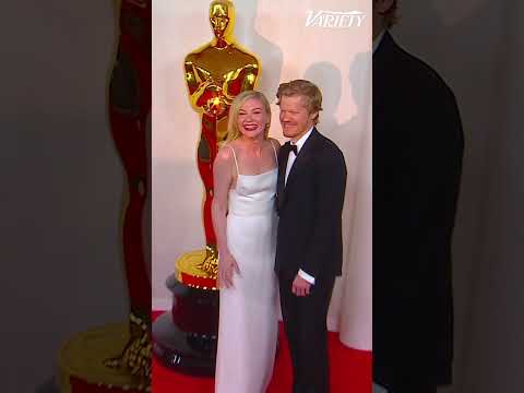 Kirsten Dunst & Jesse Plemmons arrive to the #oscars