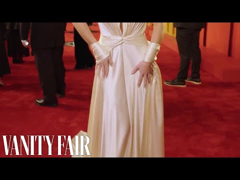 Sydney Sweeney does it again at the #VanityFairOscarParty.