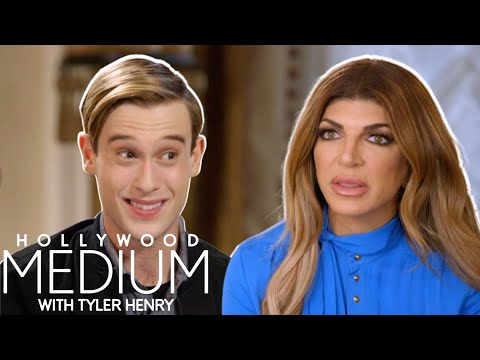 Tyler Henry Connects RHONJ Teresa Giudice To Her Late Mother FULL READING | Hollywood Medium | E!