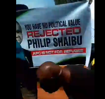 Edo election: APC in disarray as members stage protest against Philip Shaibu’s return [VIDEO]